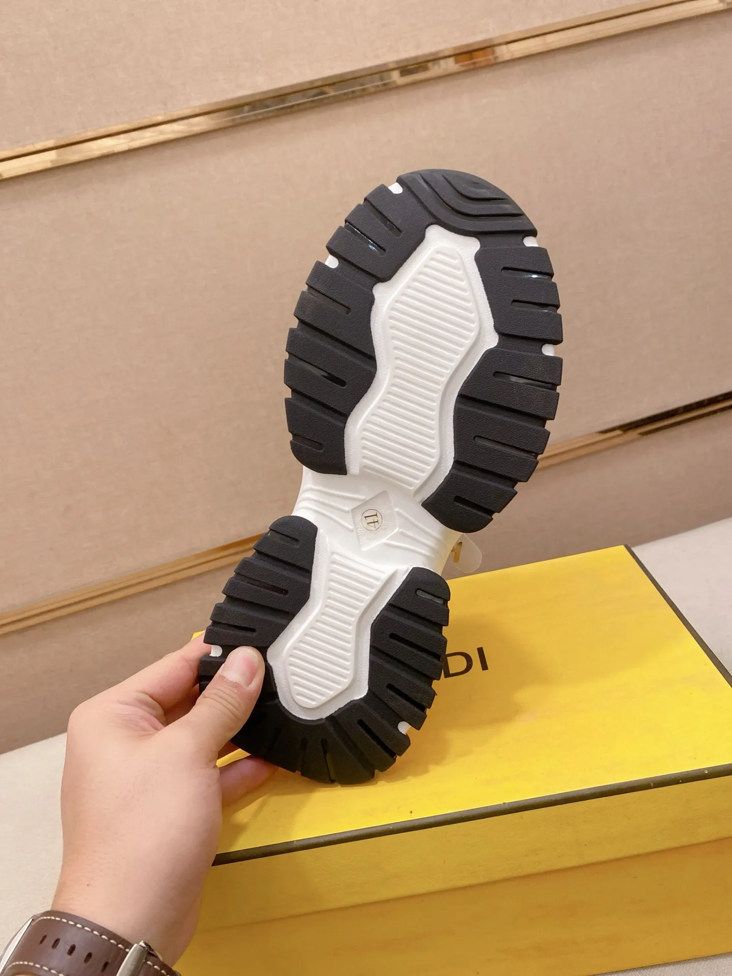 Men's shoes 💰 442💰 (fendi) New high-top 👊🏻 upper 🇮🇹 imported cowhide fabric 🇩🇪 lining imported breathable mesh lining. The original outsole is molded to highlight the identity of every man, and the upper foot is elegant and stable🚶🏻🚶🏻The high-end custom counters reproduce the original version📯No matter the wind or rain, the shoe last remains unchanged and can withstand the verification of time🔍️,🔵 Size: 38-44